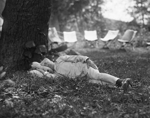 Thomas Edison počas obedného odpočinku pod stromom v horách Blue Ridge Mountains